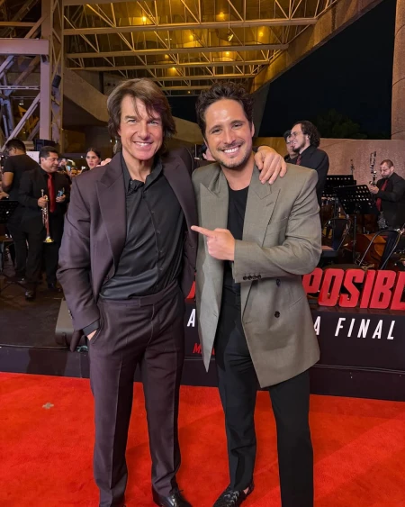 Diego Boneta y Tom Cruise se reencuentran en la alfombra roja de Misión Imposible