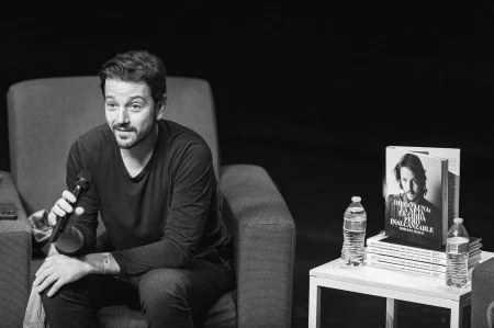 Presentación del libro biográfico de Diego Luna: La Neta es Chida pero Inalcanzable