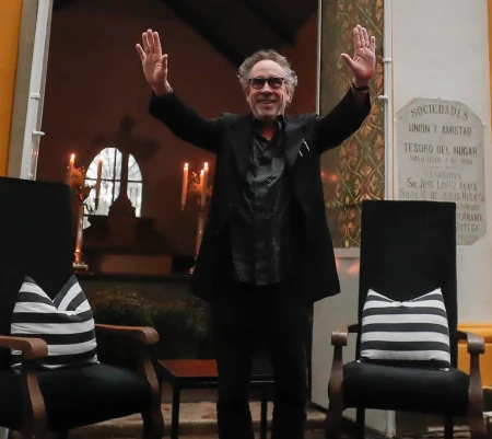 Tim Burton imparte clase magistral entre tumbas en el Panteón Civil Dolores